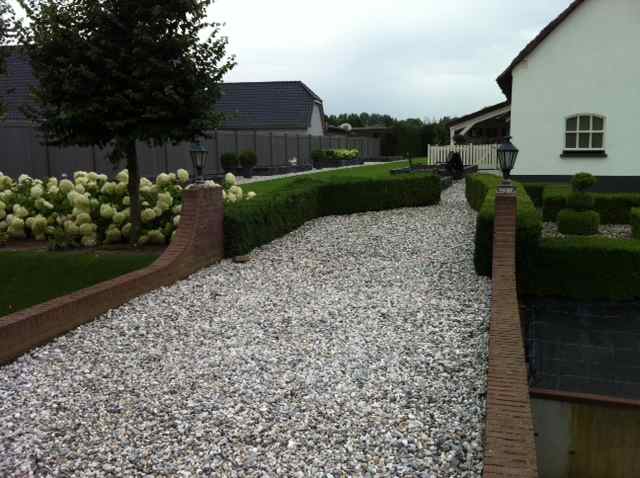 witte grind op de oprit