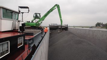 Basalt split in het schip