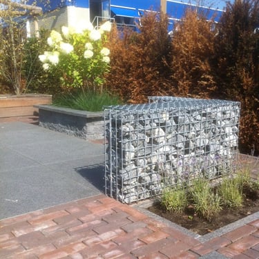 Ardenner breuksteen 60 - 90mm in schanskorf verwerkt