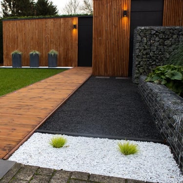 Basalt split 5 - 8mm i.c.m. Crystal white split aangelegd