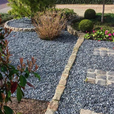 Beach pebbles zwart 16 - 25mm aangelegd tuin