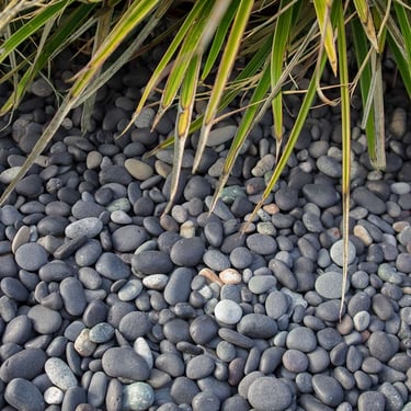 Beach pebbles zwart 8 - 16mm aangelegd tuin