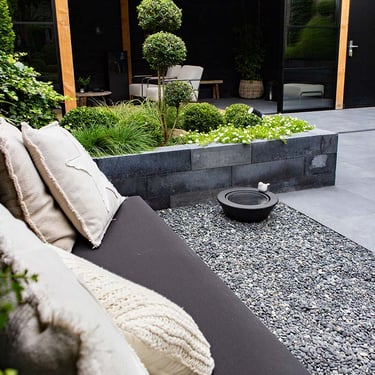Beach pebbles zwart 8 - 16mm aangelegde tuin