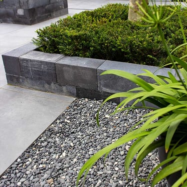 Beach pebbles zwart 8 - 16mm aangelegde tuin