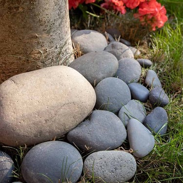 Beach pebbles zwart 30 - 60mm (3 - 6cm) aangelegd