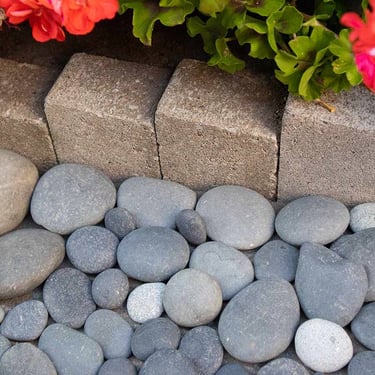 Beach pebbles zwart 30 - 60mm (3 - 6cm) aangelegd