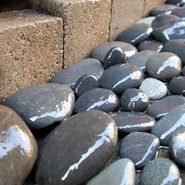 Beach pebbles zwart 30 - 60mm (3 - 6cm) aangelegd (nat)