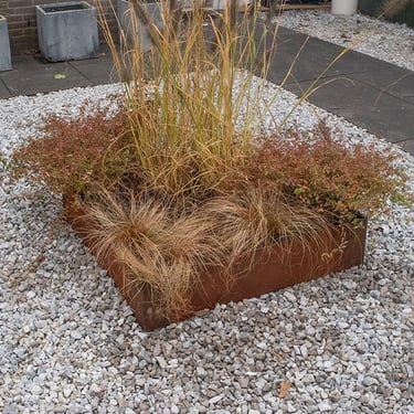 Multi-Edge ADVANCE Corten staal Borderbak aangelegd