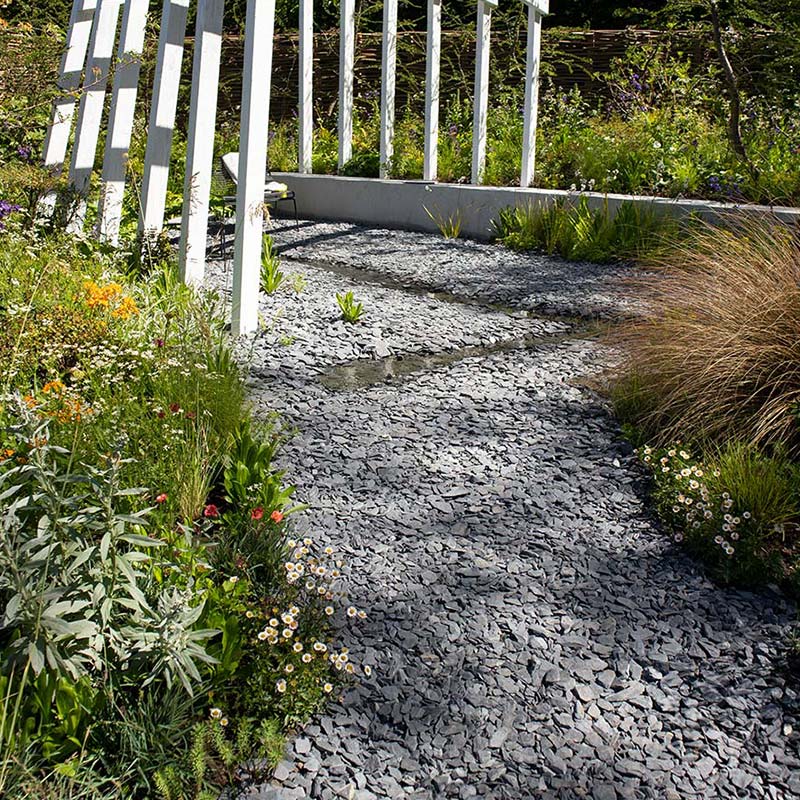 Canadian Slate zwart aangelegde tuin