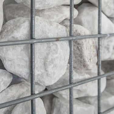 Carrara breuksteen 40 - 80mm (4 - 8cm) aangelegd in korf