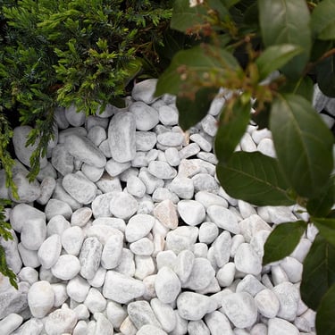 Crystal white grind 16 - 25mm aangelegd