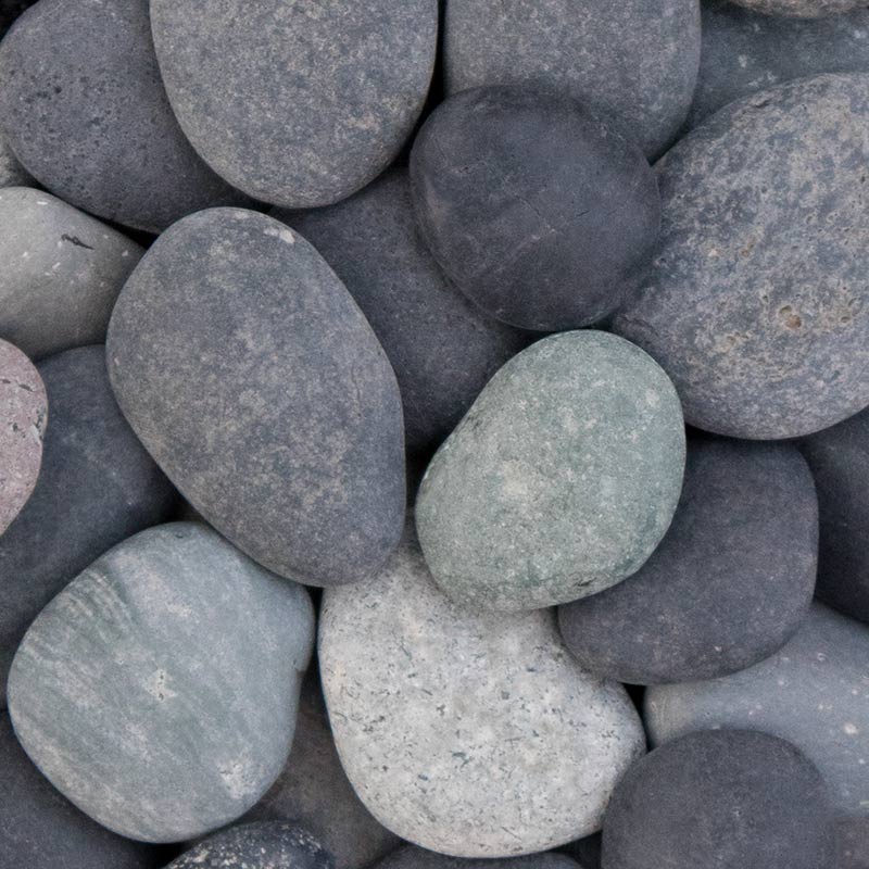 Beach pebbles zwart 16 - 25mm aangelegde tuin