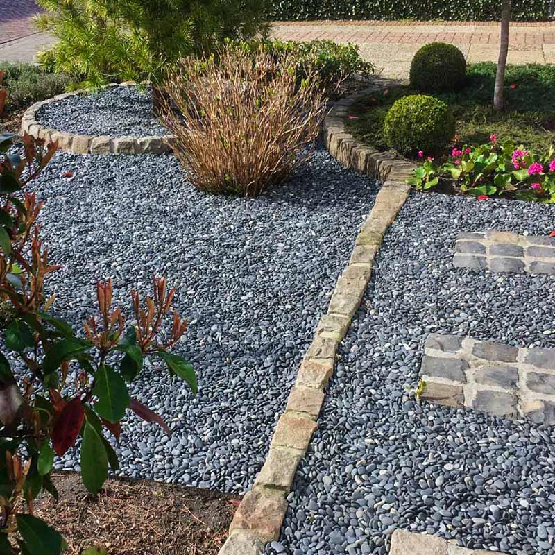 Beach pebbles zwart 16 - 25mm aangelegd tuin