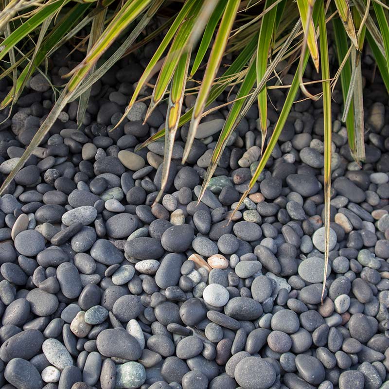 Beach pebbles zwart 8 - 16mm aangelegd tuin