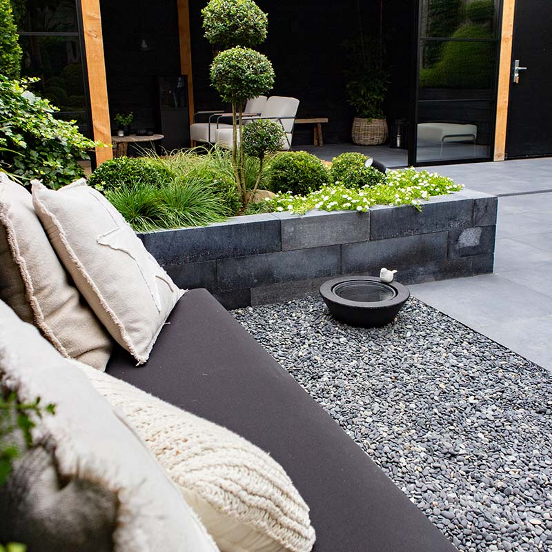 Beach pebbles zwart 8 - 16mm aangelegde tuin