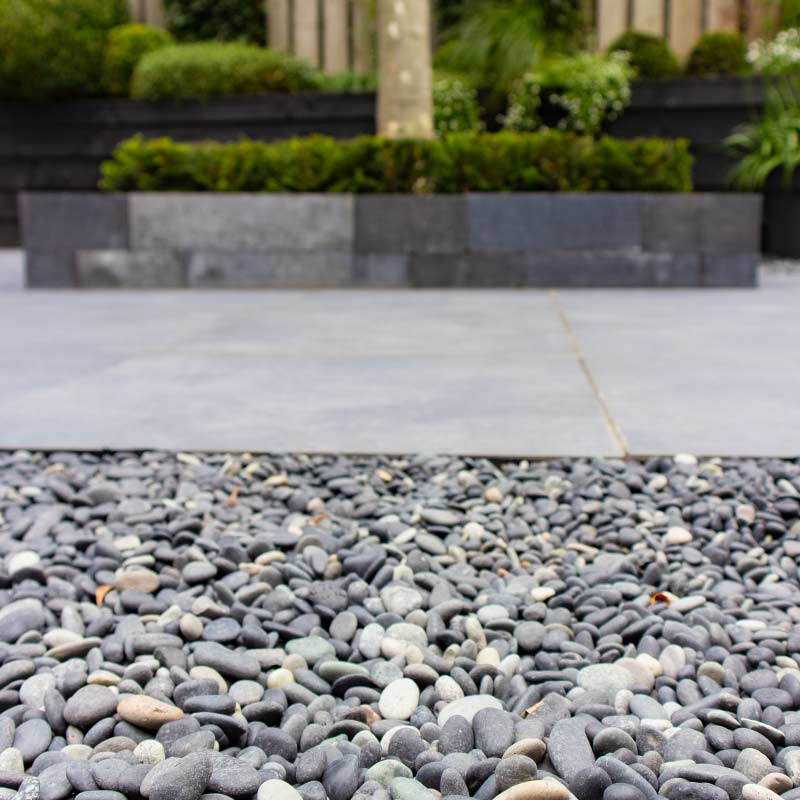 Beach pebbles zwart 8 - 16mm aangelegde tuin