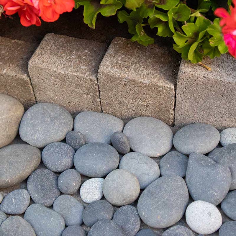 Beach pebbles zwart 30 - 60mm (3 - 6cm) aangelegd