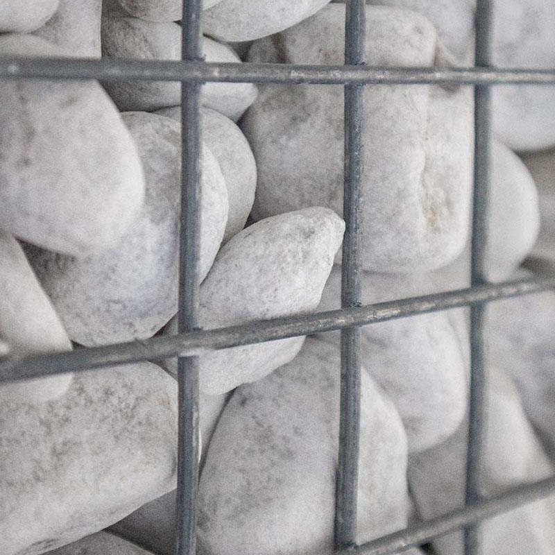 Carrara keien 40 - 80mm (4 - 8cm) aangelegd in korf
