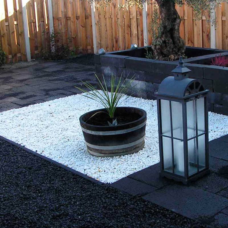 Crystal white split 9 - 12 aangelegde siertuin (in combinatie met Basalt split)