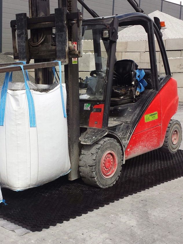 EuroGravel PRO splitplaat, ongevuld met heftruck