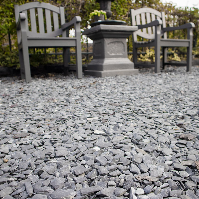 Flat Pebbles zwart 15 - 30mm aangelegde tuin