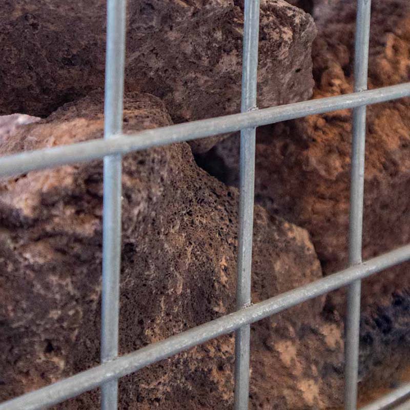 Lava brokken 80 - 150mm (8 - 15cm) aangelegd in korf