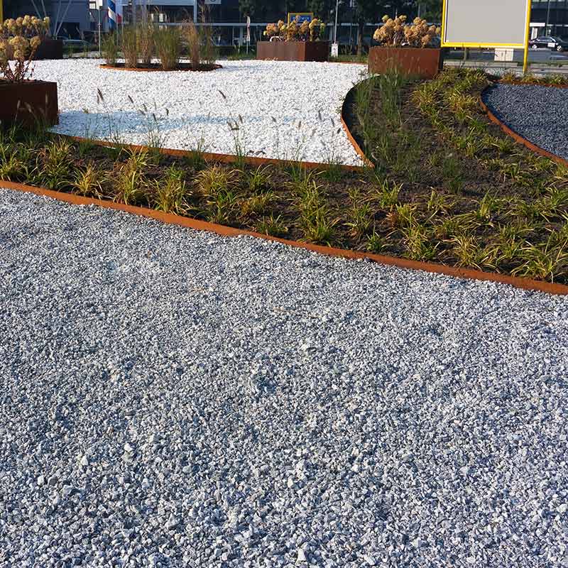 Icy blue split 16 - 32mm aangelegd met kantopsluiting corten staal
