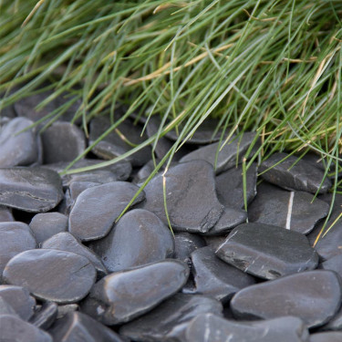 Flat Pebbles zwart 30 - 60mm (3 - 6cm) aangelegd 