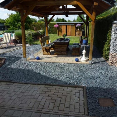 Flat Pebbles zwart 30 - 60mm (3 - 6cm) aangelegd