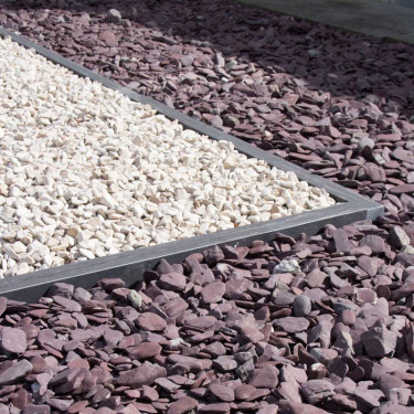 Flat Pebbles paars aangelegd in siertuin (met Cordoba grind gecombineerd)