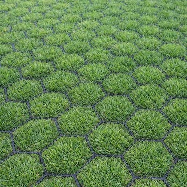 Parkeerterrein met grasplaten in aanleg