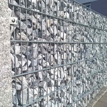 icy blue breuksteen 60 - 120 in schanskorf verwerkt