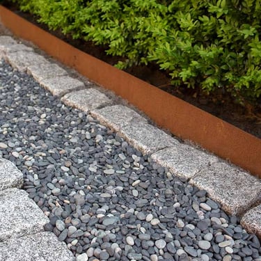 Beach pebbles zwart 5 - 8mm aangelegd tuin