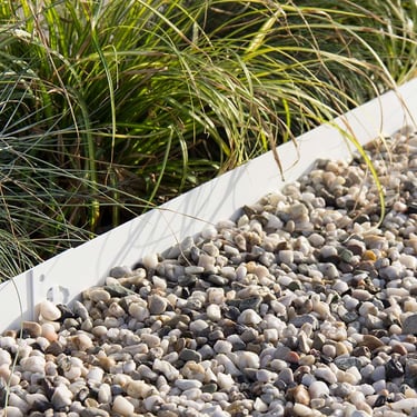 Witte grind aangelegd met een witte multi-edge afboording