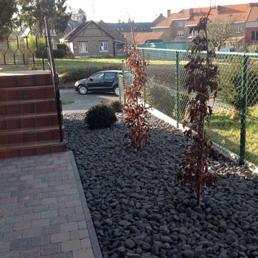 Nero Ebano rond keien 40 - 60mm aangelegd als sierkeien