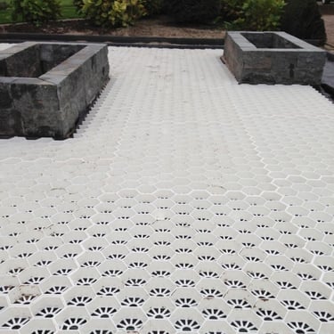 Easygravel 3XL splitplaten wit aangelegd